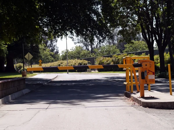 Ворота безпеки на кампусі університет штату Каліфорнія — стокове фото