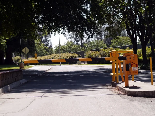 Portão de segurança no campus da Universidade Estadual da Califórnia — Fotografia de Stock