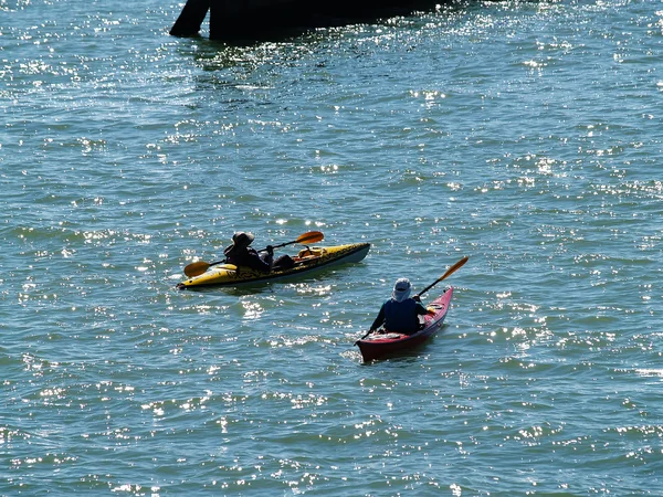 Två havskajaker på San Francisco-bukten — Stockfoto