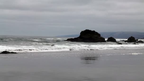 Olas de playa del norte de California con espuma y rocas 2 — Vídeo de stock