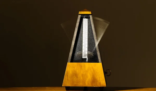 Houten mechanische metronoom met Motion Blur Arm — Stockfoto