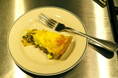 Ispanaklı ve mantarlı kiş plaka üzerinde parça