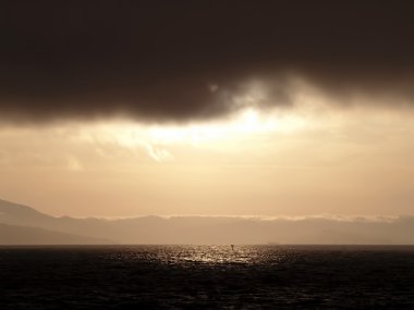 Dramatik San Francisco Körfezi manzara karanlık ve aydınlık