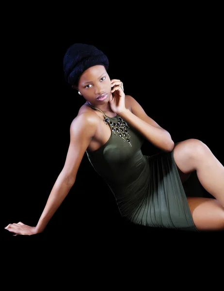 Aantrekkelijke jonge African American vrouw zitten groene jurk — Stockfoto