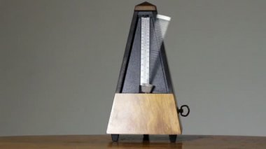 Metronom tablo koyu arka plan Presto Tempo üzerinde