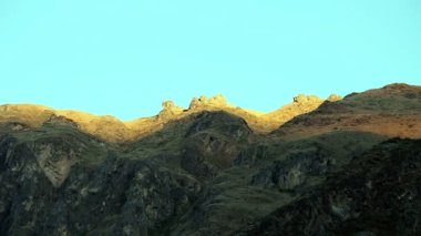 Güneş batmadan dağ tarafı yukarı tırmanma gölge