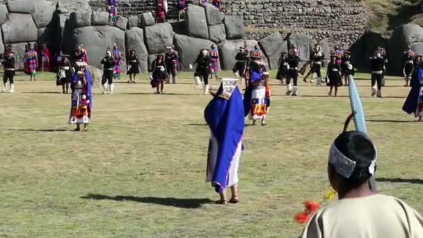 Cusco, peru - 06 24 2015 frauen in traditionellen inca trachten inti raymi — Stockvideo