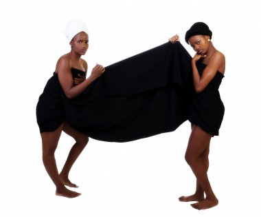 İki siyah kız ayakta bir beze sarılmış