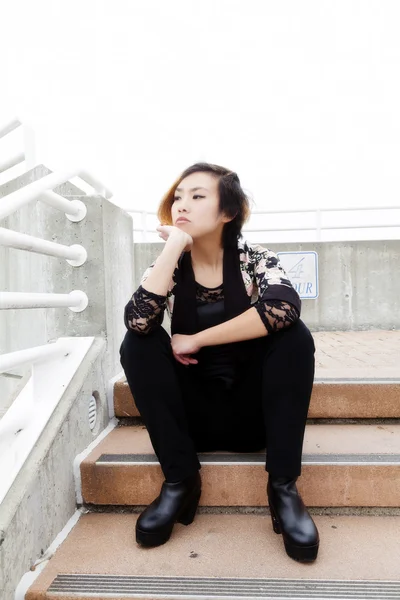 Magro asiático americano mulher sentada ao ar livre escadas — Fotografia de Stock