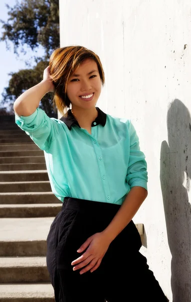 Sourire maigre asiatique américain femme debout en plein air — Photo