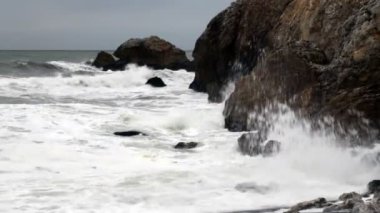 Sıkı atış orta dalgalar kayalık burunda çökmesini