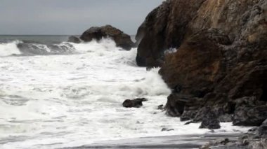 Sıkı atış orta dalgalar kayalık burunda çökmesini