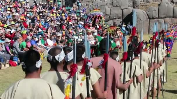 Cusco, Περού - 06 24 2015 Inca βασίλισσα και στρατιώτες παραδοσιακά Inca κοστούμια Ίντι Ράιμι — Αρχείο Βίντεο