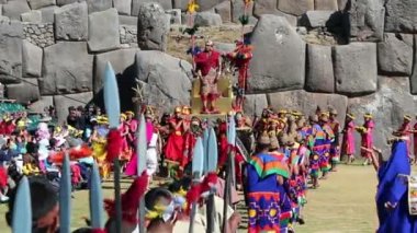 Cusco, Peru - 06 24 2015 Inca Kral geleneksel kostümleri Inti Raymi