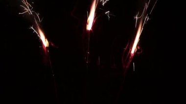 Siyah arka plan üzerinde yanan üç havai fişekleri