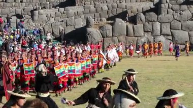 Cusco, Peru - 06 24 2015 kadın ve erkek geleneksel Inca Inti Raymi kostümleri