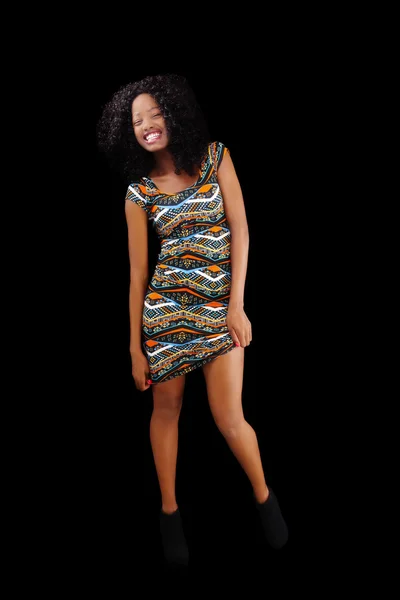 Усміхнена афроамериканська жінка стоїть в сукні — стокове фото
