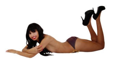 Işık tenli siyah kadın mide üstsüz