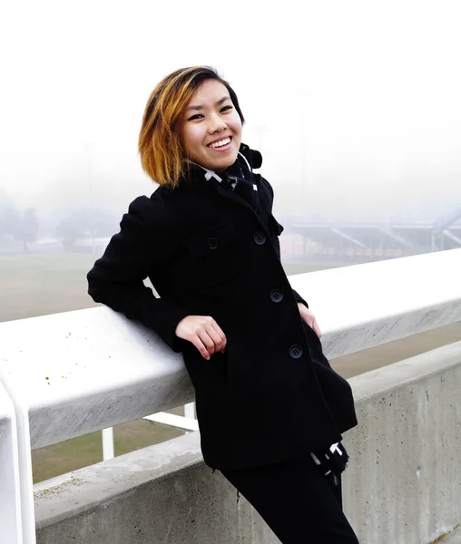 Усміхнений худий азіатська американська жінка стоїть на відкритому повітрі — стокове фото