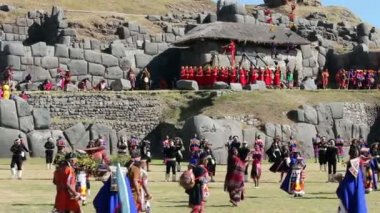 Cusco, Peru - 06 24 2015 erkekler ve kadınlar geleneksel Inca kostümleri Inti Raymi