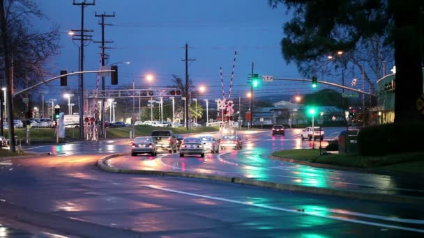 Banliyö kavşak trafik ıslak sokak gece — Stok video
