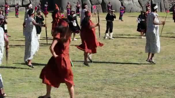 Cusco, peru - 06 24 2015 Männer und Frauen traditionelle inca trachten inti raymi — Stockvideo