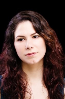 Portre çekici esmer beyaz kadın siyah arka plan