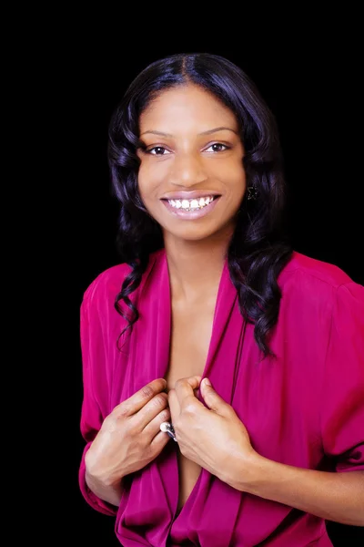 Sonriente mujer afroamericana de pie contra fondo negro —  Fotos de Stock