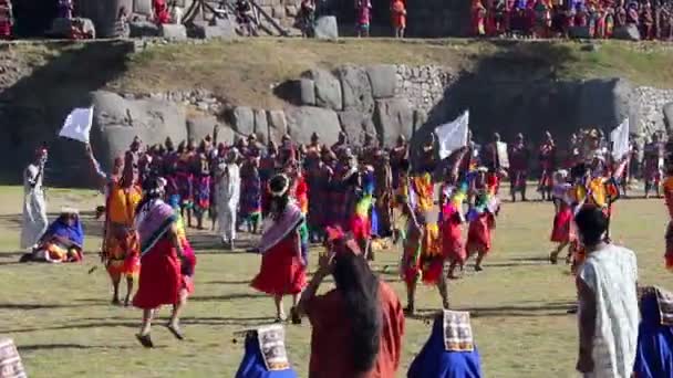 Cusco, Περού - 06 24 2015 ανδρών και γυναικών στην παραδοσιακή Inca κοστούμια Ίντι Ράιμι — Αρχείο Βίντεο