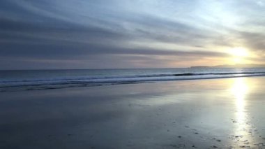 Islak Beach ve dalgalar yakınındaki günbatımı Kuzey Kaliforniya