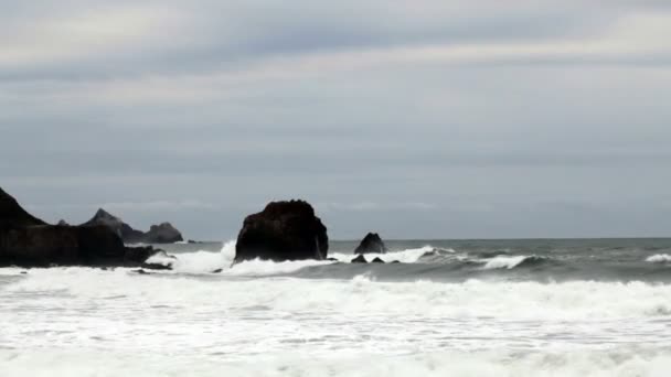 Ondas moderadas atingindo rochas norte da costa da Califórnia — Vídeo de Stock