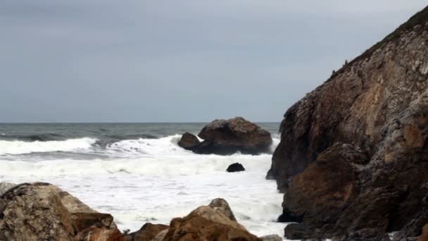 Ondas moderadas entrando en Rocky Cove norte de California — Vídeos de Stock