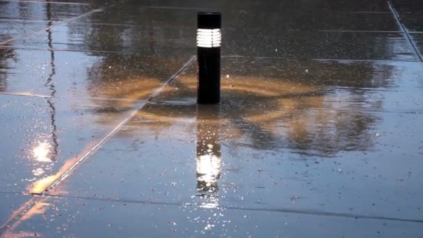 雨水落在周围点燃柱混凝土 — 图库视频影像