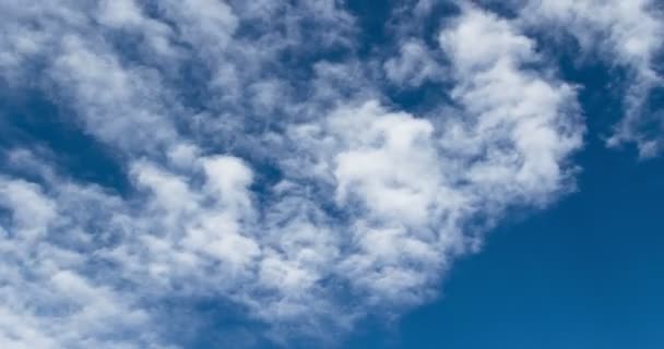 Время облаков в голубом небе без ландшафта 4K — стоковое видео