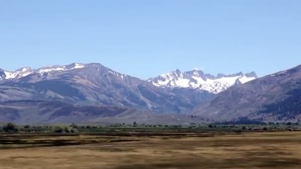 Góry i pola wschodniej części Sierra Nevada w Kalifornii — Wideo stockowe