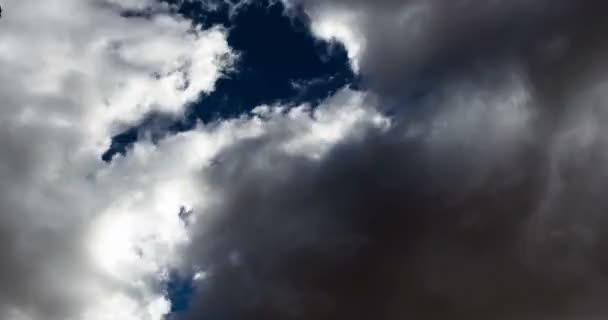 시간 경과 회색 구름 푸른 하늘에 아무 풍경 — 비디오