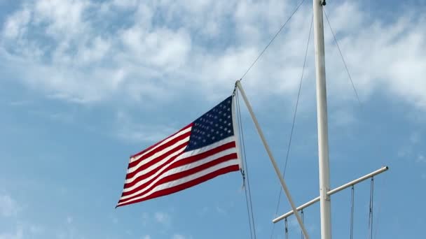 Флаг США, вывешенный с морского флагштока — стоковое видео