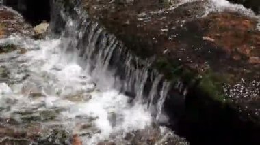 Küçük şelale akışı Yosemite adımda üzerinde