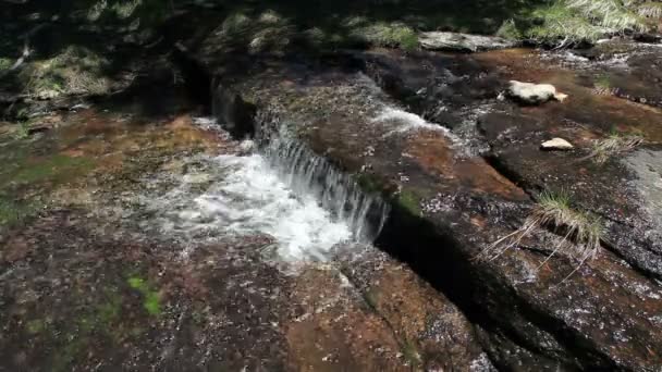 Largo tiro pequena cachoeira sobre passo em fluxo Yosemite — Vídeo de Stock