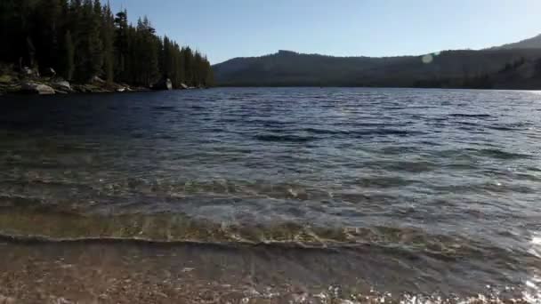 Petites vagues rapides sur le lac de haute montagne 