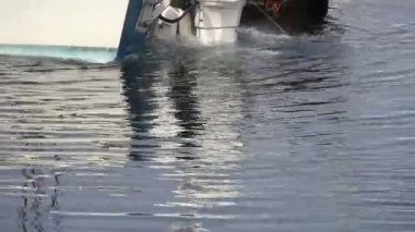 Tekne Dock su kadar çalkalama, Motor
