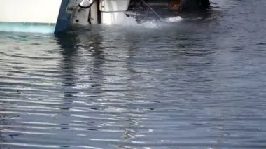 Tekne Dock su kadar çalkalama, Motor