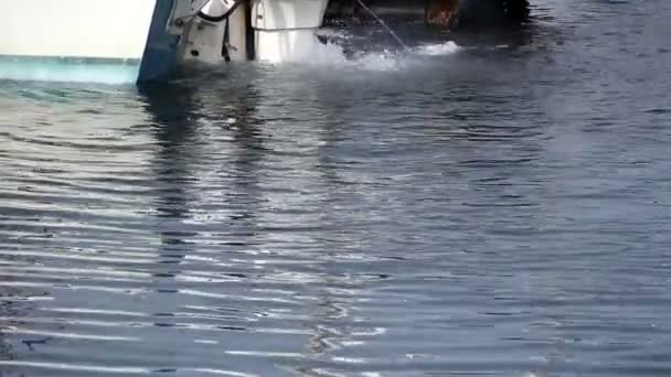 Εξωλέμβια μηχανή στο Dock δουρβάνισμα επάνω το νερό — Αρχείο Βίντεο
