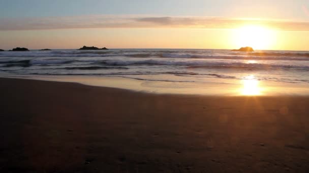 Océano cerca del atardecer Sol en el marco Oregon — Vídeos de Stock