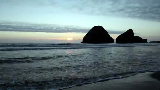 Oceaan in de buurt van Sunset versneld 1200% Oregon Coast — Stockvideo