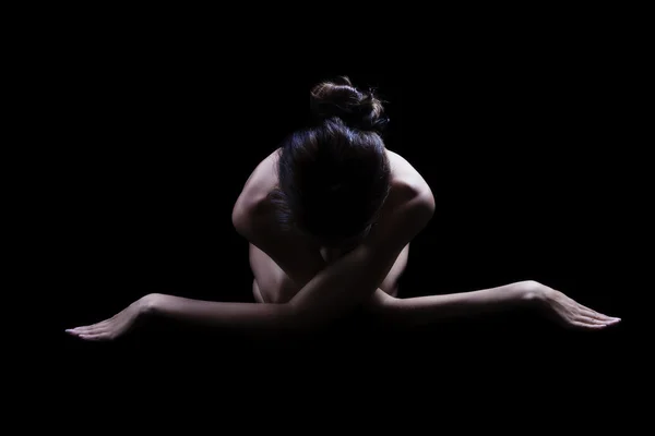 Nichts zeigen nackte dünne hispanische Frau, die nach unten schaut — Stockfoto