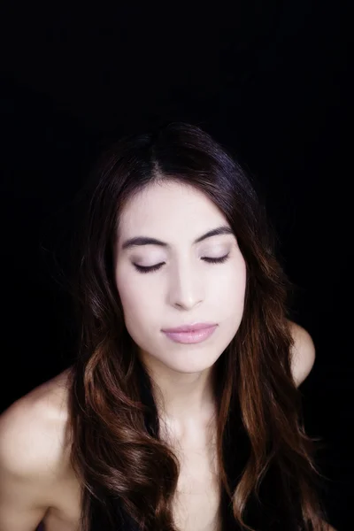 Çıplak omuz portre Latina kadın gözleri kapalı — Stok fotoğraf