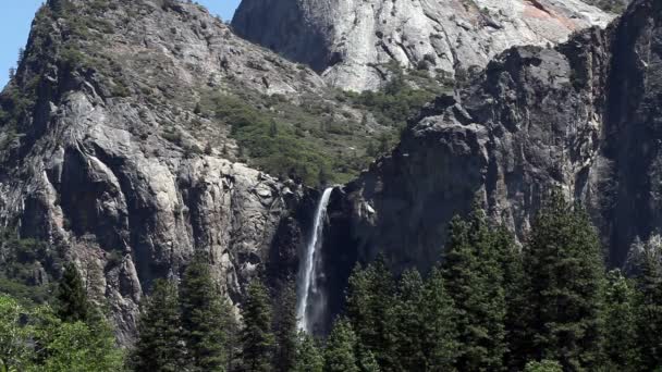 Καλιφόρνια νυφικό πέπλο πέφτει στο εθνικό πάρκο Γιοσέμιτι — Αρχείο Βίντεο