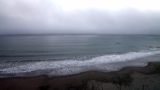 Large prise de vue des vagues sur Foggy Beach 