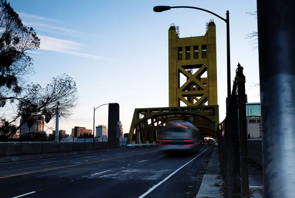 Tower Bridge Καλιφόρνια Σακραμέντο νωρίς το πρωί επίπεδο του δρόμου — Φωτογραφία Αρχείου